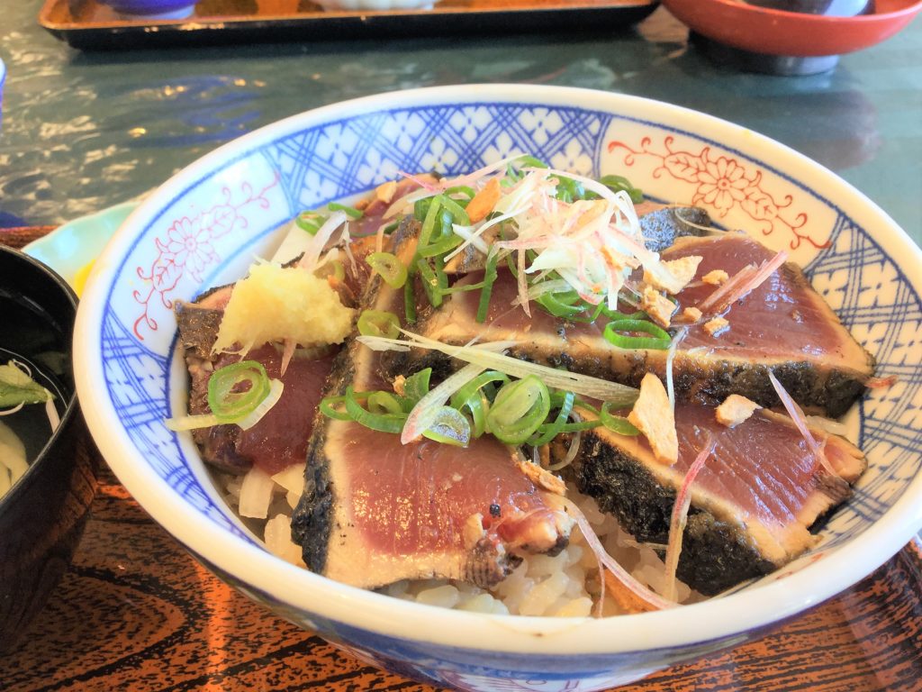 桂浜荘にあるレストラン「きてみいや」の鰹たたき丼の写真